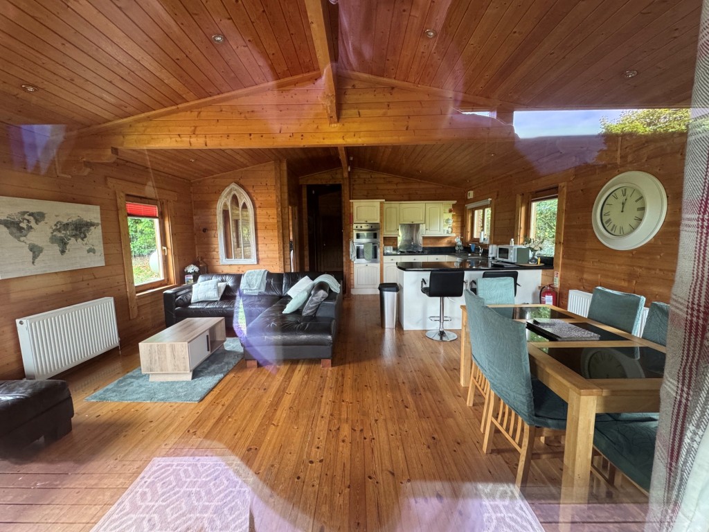 Lot: 71 - FREEHOLD TEN ACRE SITE WITH LAKES AND LODGES - Kingfisher lodge - living area